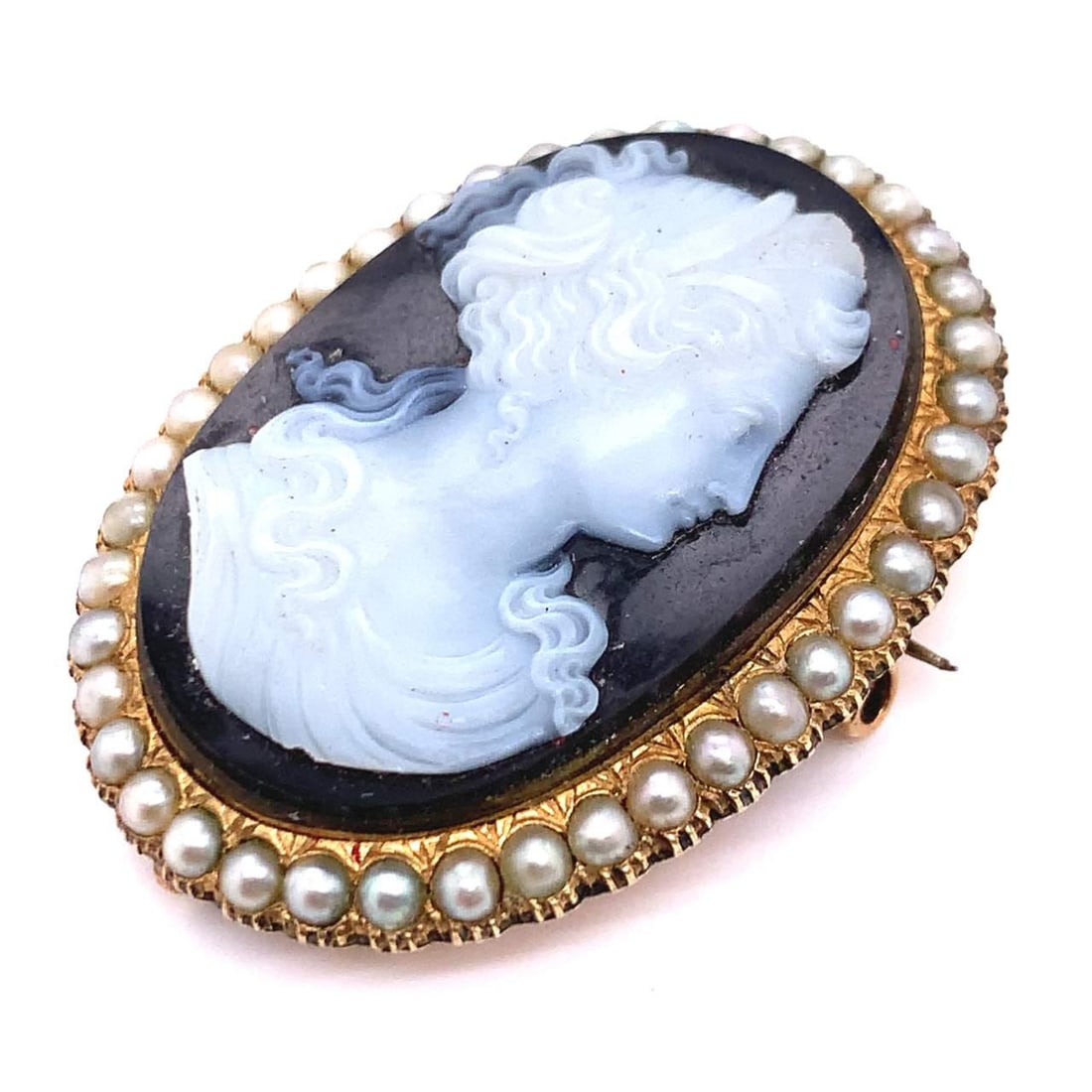 Victorian 14K Yellow Gold Hardstone Cameo Brooch with Pearls: Victorian 14K Yellow Gold Hardstone Cameo Brooch with Pearls This exquisite Victorian brooch features a stunning hardstone cameo set in luxurious 14K yellow gold. The brooch is adorned with natural pe