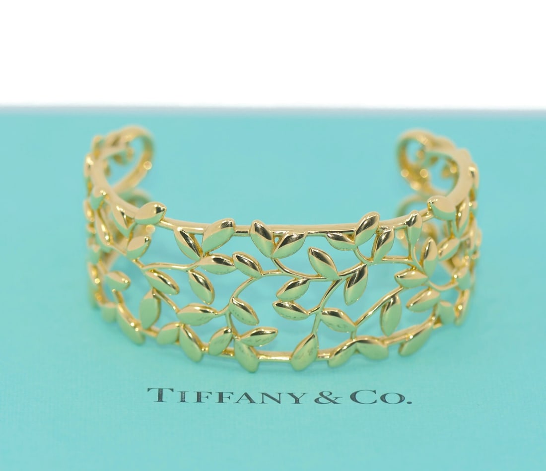 Tiffany & Co Paloma Picasso 18K Yellow Gold Bangle Bracelet Authentic: Tiffany & Co Paloma Picasso 18K Yellow Gold Bangle Bracelet Authentic Elevate your jewelry collection with this exquisite Tiffany & Co. Paloma Picasso 18K Yellow Gold Bracelet. This stunning bangle sh