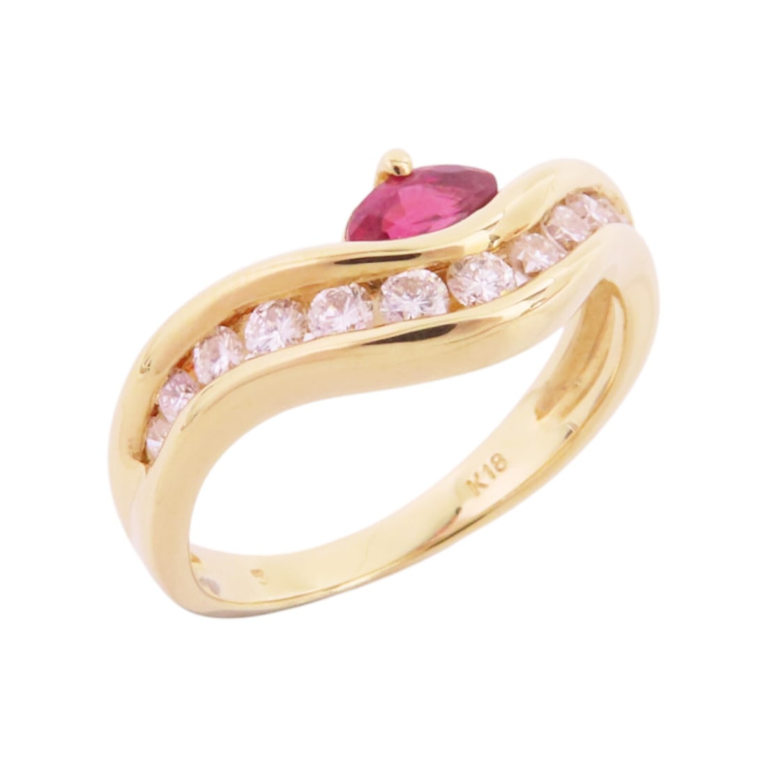 Stunning Ruby Diamond Ring in 18K Yellow Gold Size 6: Stunning Ruby Diamond Ring in 18K Yellow Gold Size 6 This stunning ruby and diamond ring features a beautiful red ruby as the main stone, set in luxurious 18K yellow gold. The elegant design enhances