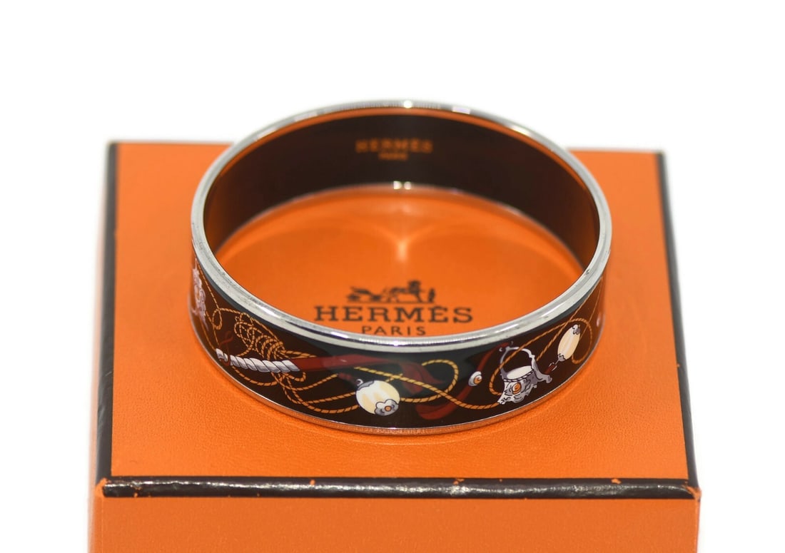 Hermes Authentic Black Bangle Bracelet 18mm with Box: Hermes Authentic Black Bangle Bracelet 18mm with Box This exquisite Hermes Black Bangle Bracelet is a stunning accessory that effortlessly elevates any outfit. Crafted by the renowned brand Hermes, th