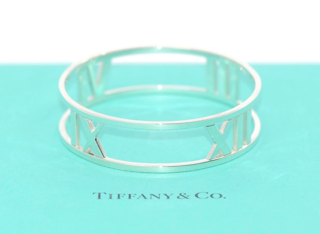 Tiffany & Co Atlas Sterling Silver Bangle Bracelet 100% Authentic: Tiffany & Co Atlas Sterling Silver Bangle Bracelet 100% Authentic Elevate your accessory collection with this exquisite Tiffany & Co. Atlas Sterling Silver Bracelet. This elegant bangle is crafted fro