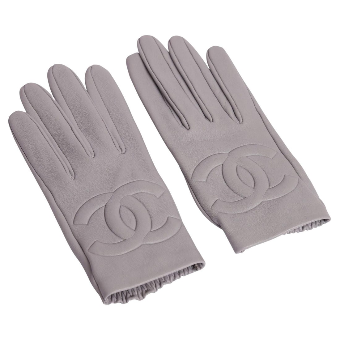 Chanel Grey Leather Gloves with Quilted CC Logo: Chanel Grey Leather Gloves with Quilted CC Logo Experience luxury with these Chanel new grey leather gloves. Crafted with precision, they feature a quilted CC logo and an elastic wrist for a secure fi
