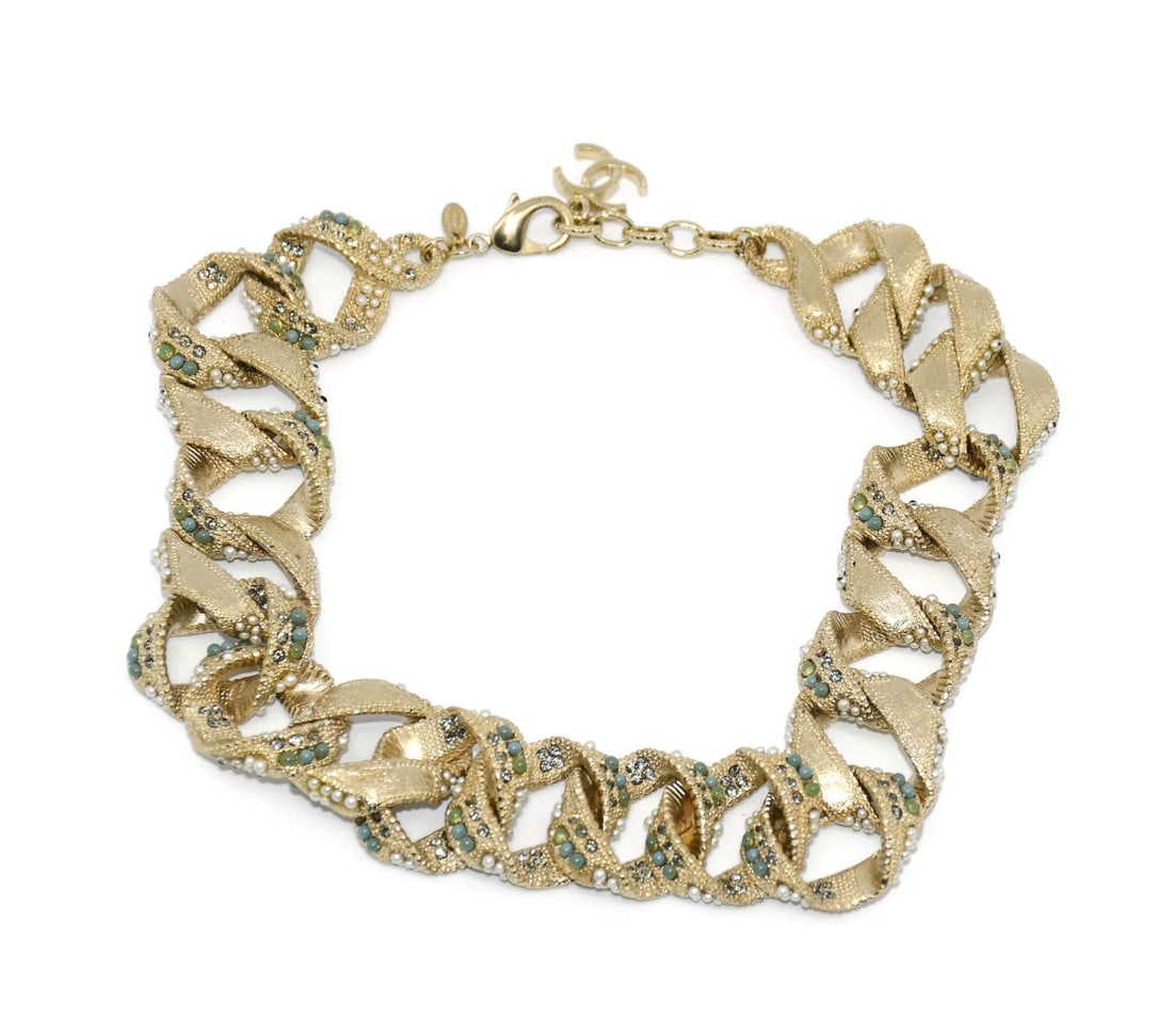 Chanel Authentic 16 Inch Choker Necklace 25mm: Chanel Authentic 16 Inch Choker Necklace 25mm This exquisite Chanel Choker Necklace is a stunning addition to any jewelry collection. Designed with a stylish choker style, it features a length of 16 i