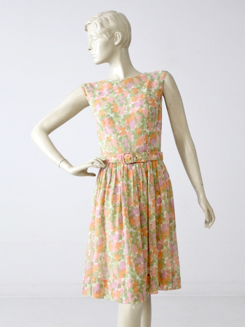Charming 1960s Pastel Floral Garden Dress with Belt: Charming 1960s Pastel Floral Garden Dress with Belt Step back in time with this enchanting Vintage 60s Floral Dress, an early 1960s garden piece that showcases a delightful watercolor print in soft pa