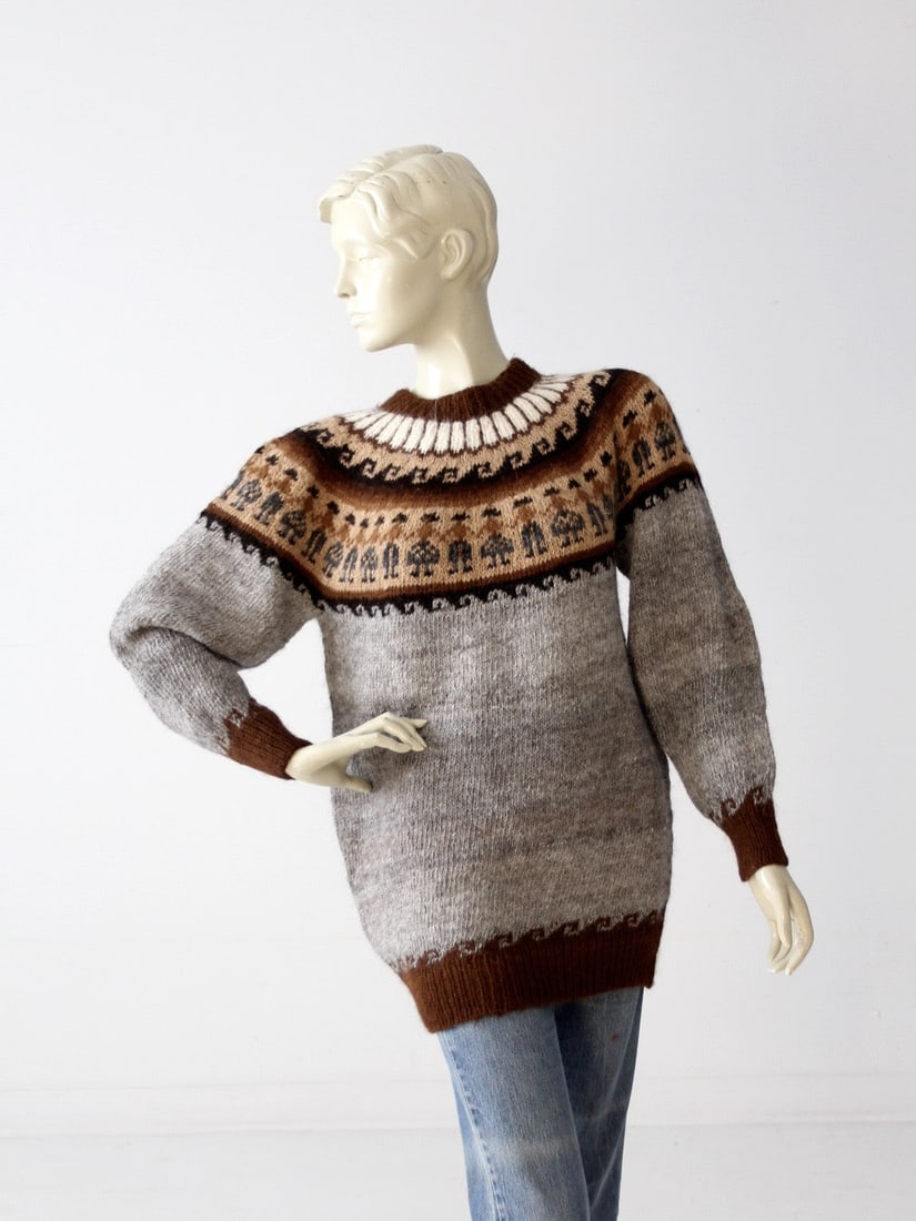 Vintage Alpaca Sweater Fair Isle Crew Neck Soft Fabric: Vintage Alpaca Sweater Fair Isle Crew Neck Soft Fabric Discover the charm of this vintage alpaca sweater, crafted from ultra-soft alpaca fibers. Featuring a naturally toned fabric adorned with a class