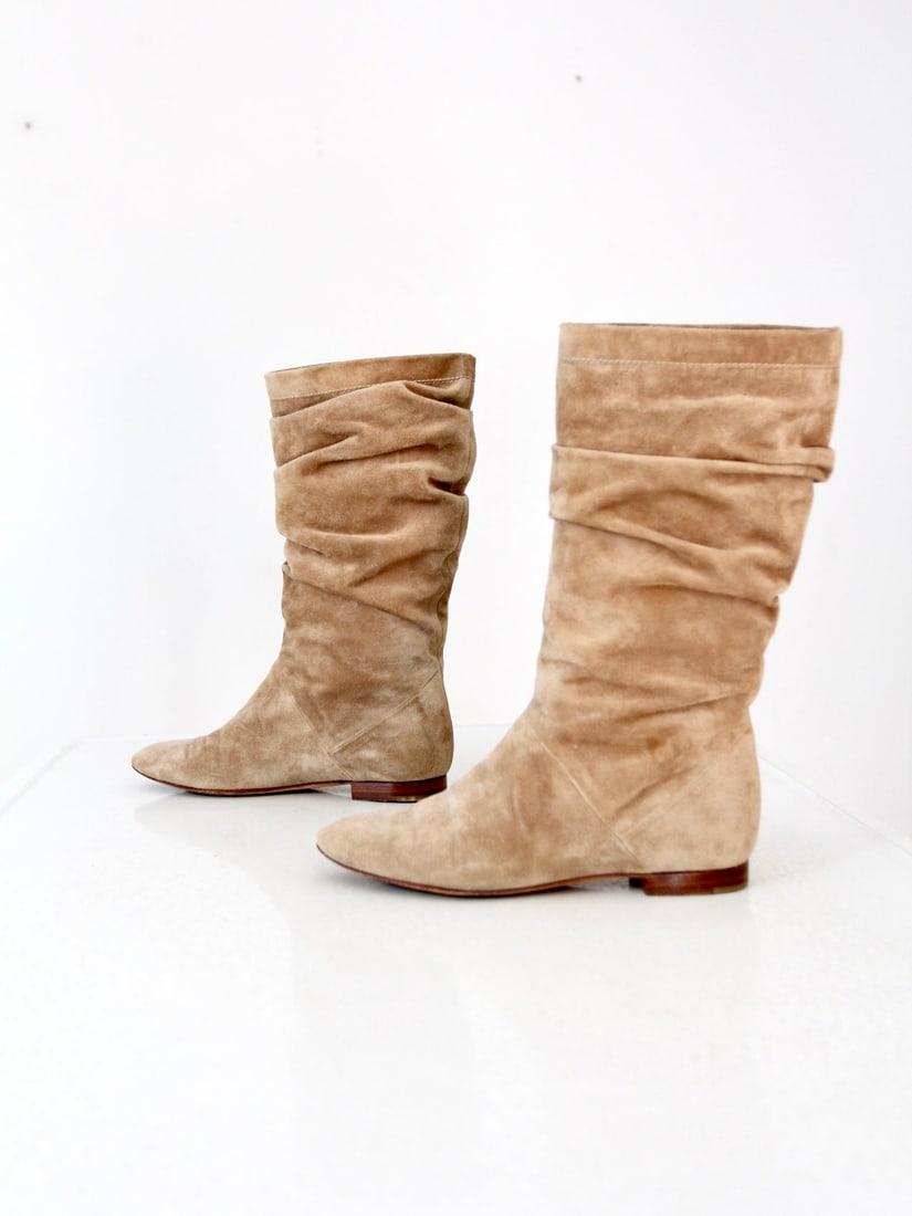Vintage Brian Atwood Tan Suede Slouch Boots Made in Italy: Vintage Brian Atwood Tan Suede Slouch Boots Made in Italy Step up your style with these Vintage Brian Atwood Suede Boots. Crafted in Italy, these boots feature a luxurious tan suede finish with slouch