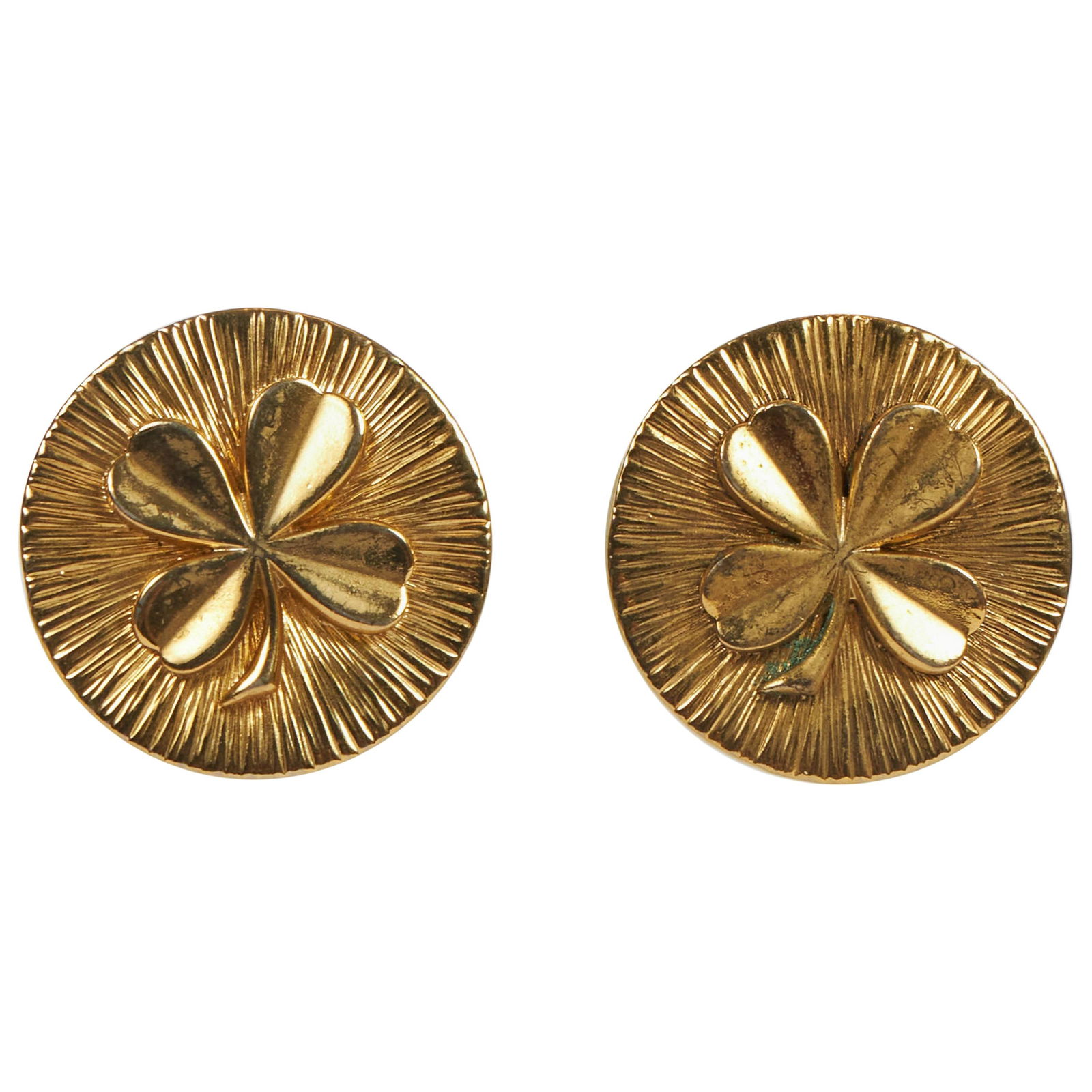 Chanel 1970 Large Gold Tone Clover Clip Earrings France: Chanel 1970 Large Gold Tone Clover Clip Earrings France These exquisite Chanel large gold tone clover clip earrings, dating back to 1970, are a stunning accessory for any collection. Crafted in France