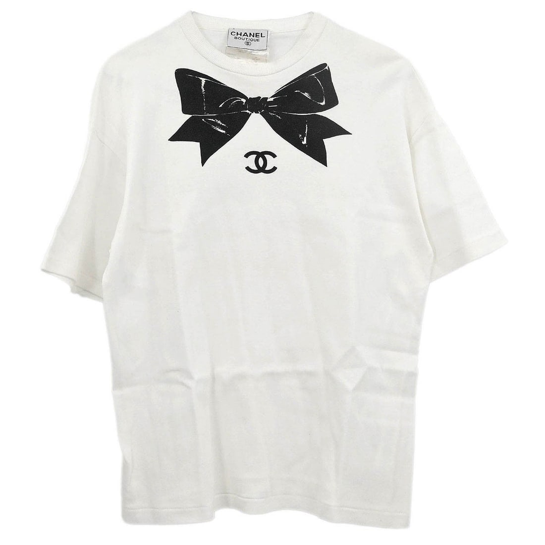 Chanel Vintage White Basic T-Shirt Size M: Chanel Vintage White Basic T-Shirt Size M This vintage Chanel T-shirt in classic white is crafted from 100% cotton for a comfortable and breathable fit. The short sleeves and round neckline make it pe