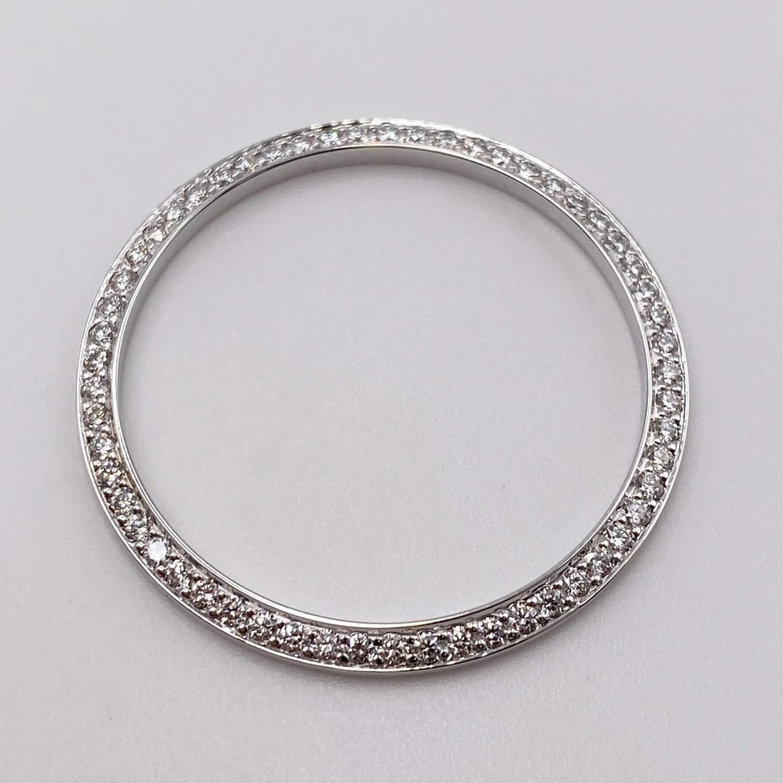 Custom Silver Alloy Bezel With 1 Ct Diamonds for 36 mm Datejust: Custom Silver Alloy Bezel With 1 Ct Diamonds for 36 mm Datejust This luxury silver bezel is crafted from alloy steel and features a total diamond weight of 1 carat with VS clarity and G-H color stones