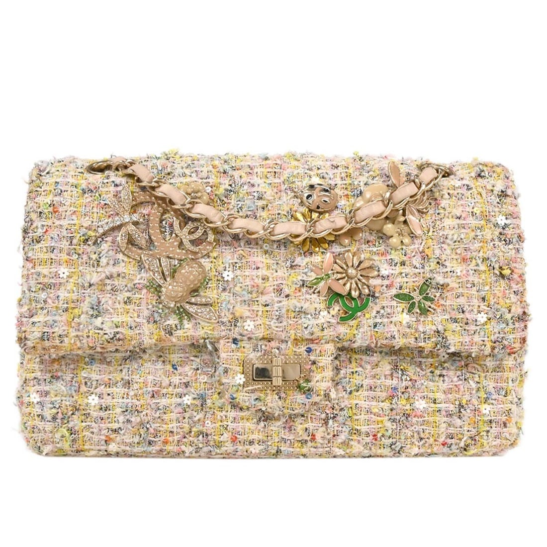 Chanel White Tweed Medium Classic Double Flap Shoulder Bag: Chanel White Tweed Medium Classic Double Flap Shoulder Bag Add a touch of elegance to your wardrobe with this Chanel White Tweed Garden Party Medium Classic Double Flap Shoulder Bag. Crafted from high