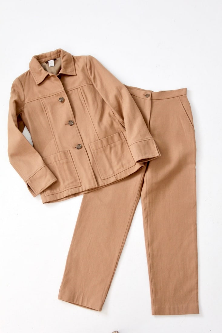 Light Brown 100 Percent Cotton J.Crew Vintage Blazer and Pants Suit Set: Light Brown 100 Percent Cotton J.Crew Vintage Blazer and Pants Suit Set This vintage J.Crew pant set includes a light brown 100% cotton blazer and high-waisted pants, offering a classic and versatile