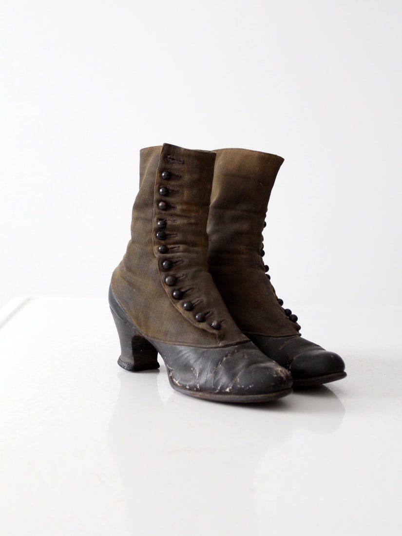 Vintage Late Victorian Women's Two-Tone Leather Boots: Vintage Late Victorian Women's Two-Tone Leather Boots Discover a stunning pair of late Victorian era women's leather boots that beautifully embody the charm of the period. Crafted from two-tone leathe