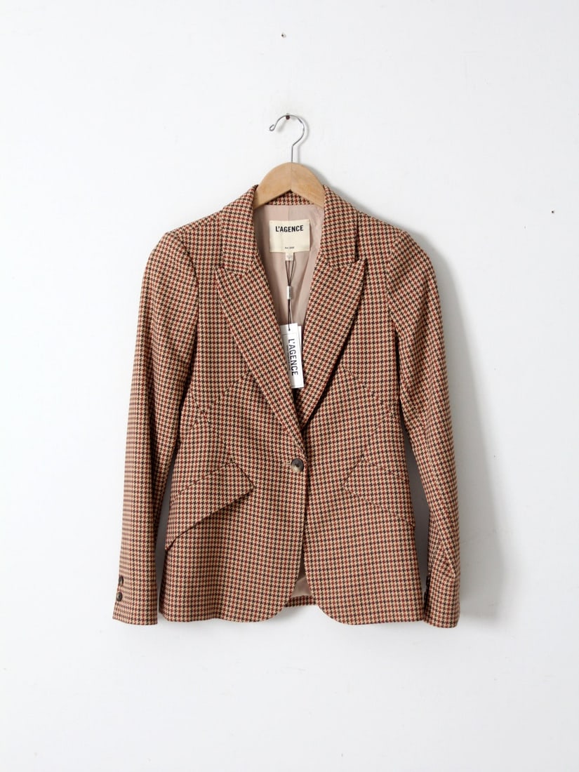 Chic L'Agence Houndstooth Blazer with Original Tags 2019: Chic L'Agence Houndstooth Blazer with Original Tags 2019 Elevate your wardrobe with this stylish L'Agence Houndstooth Blazer from 2019. This chic single-button jacket showcases a warm camel base adorn