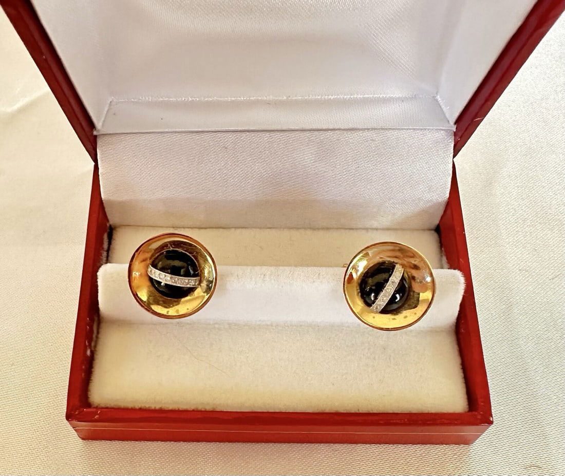 French Retro 18K Gold Diamond Onyx Cufflinks Luxury Jewelry: French Retro 18K Gold Diamond Onyx Cufflinks Luxury Jewelry This exquisite pair of cufflinks showcases the elegance of French retro design. Crafted from 18K yellow gold, each cufflink features a stunn