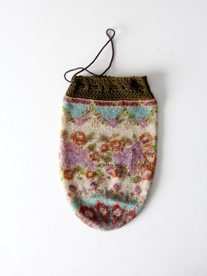 Vintage Floral Beaded Drawstring Handbag Early 20th Century: Vintage Floral Beaded Drawstring Handbag Early 20th Century This exquisite early 20th century antique beaded handbag is a true testament to vintage elegance. The intricately beaded drawstring reticule