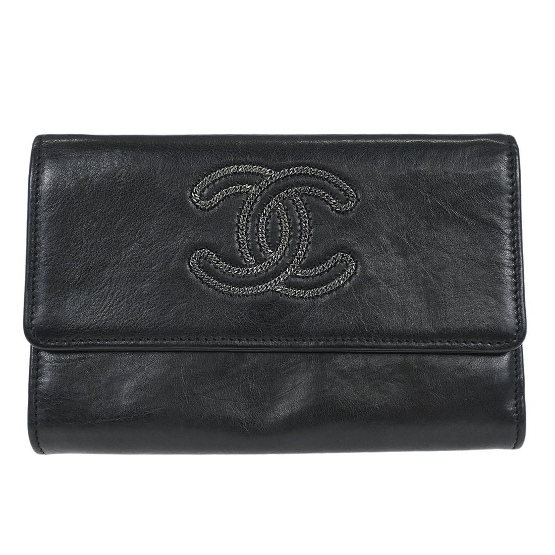 Black Lambskin Bifold Wallet CC Pattern by Chanel: Black Lambskin Bifold Wallet CC Pattern by Chanel This Chanel black lambskin bifold wallet features the iconic CC pattern and a folding design. Crafted from leather, it is a vintage piece made in Ital