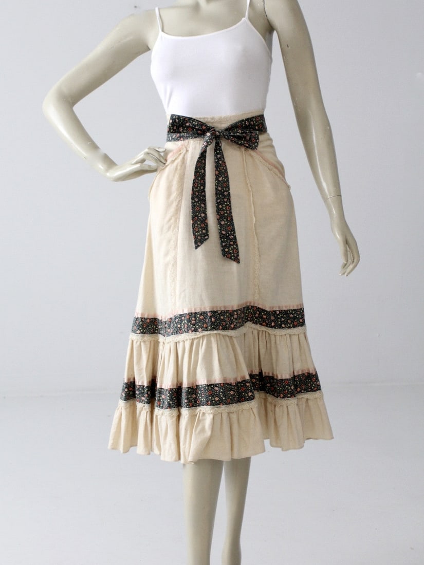 1970s Vintage Jessica's Gunnies Prairie Skirt Tiered Cream Cotton: 1970s Vintage Jessica's Gunnies Prairie Skirt Tiered Cream Cotton Discover a timeless piece from the 1970s with this vintage Jessica's Gunnies prairie skirt. Crafted from soft cream cotton, this tiere