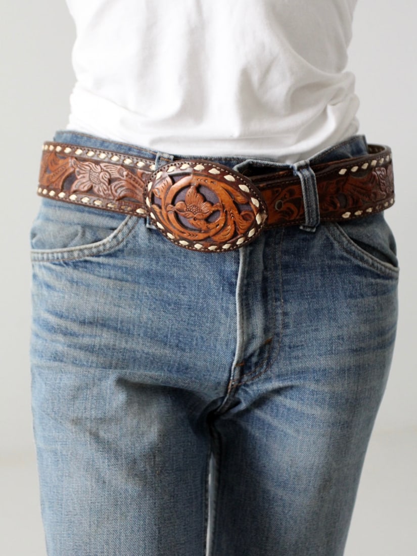 Vintage Circle Y Tooled Leather Belt with Name Plate FRANK: Vintage Circle Y Tooled Leather Belt with Name Plate FRANK Discover this vintage Circle Y tooled leather name belt, crafted from saddle brown leather and adorned with intricate white leather stitching