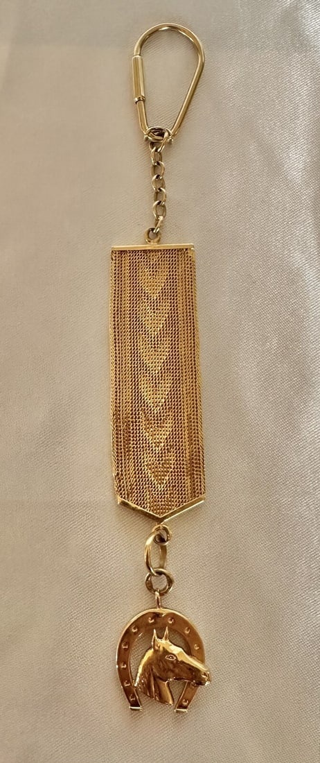 Brevettato 18k Gold Horseshoe Keychain Signed Italy: Brevettato 18k Gold Horseshoe Keychain Signed Italy This exquisite Italian keychain features a beautifully crafted horseshoe design, made from 18k yellow gold. Weighing approximately 19.20 grams, it m