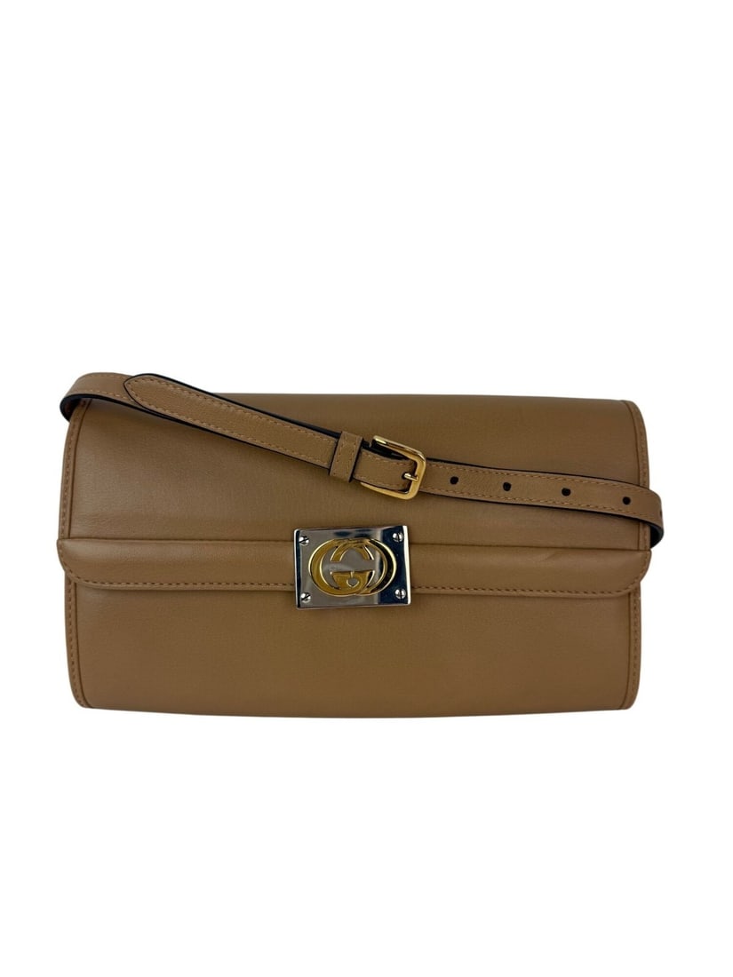 Gucci Lambskin G Linea Matisse Beige Clutch Shoulder Bag: Gucci Lambskin G Linea Matisse Beige Clutch Shoulder Bag Introducing the Gucci Lambskin G Linea Matisse Interlocking Clutch Shoulder Bag, a stylish accessory perfect for casual parties or cocktails. T