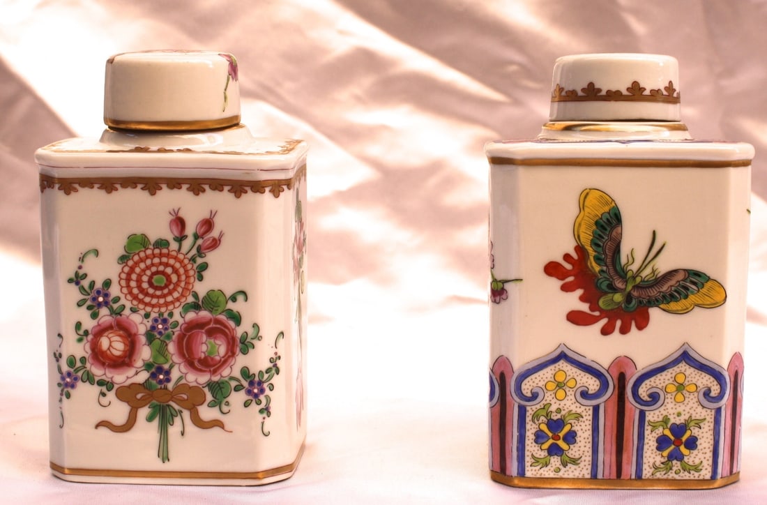 19th Century French Hand Painted Porcelain Bottles Set: 19th Century French Hand Painted Porcelain Bottles Set This exquisite set features two hand-painted porcelain bottles from 19th century France, showcasing stunning craftsmanship and artistry. Each bot