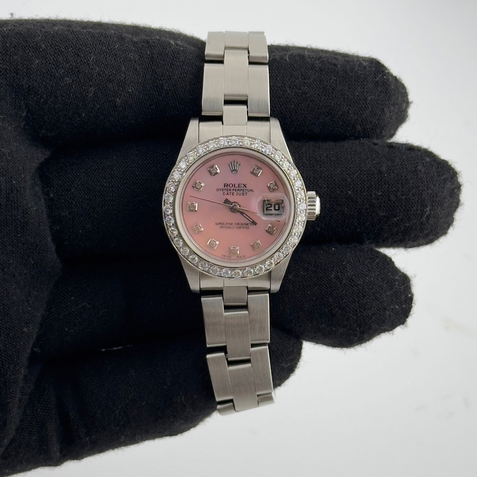 Ladies Rolex Datejust 69160 Oyster Bracelet Pink MOP Dial Diamond Bezel: Ladies Rolex Datejust 69160 Oyster Bracelet Pink MOP Dial Diamond Bezel This is a ladies' Rolex Datejust watch, reference 69160, featuring a pink mother of pearl dial accented with a diamond bezel. Th