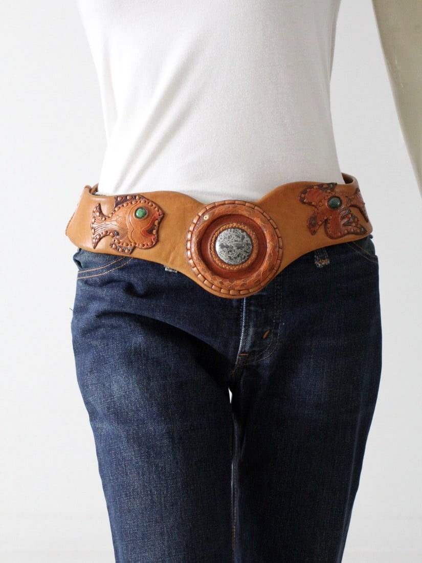 1970s Vintage Leather Statement Belt with Stone Inlay: 1970s Vintage Leather Statement Belt with Stone Inlay This vintage 1970s statement belt adds a unique flair to any outfit. Crafted from wide leather, it features a prominent stone inlay at the center