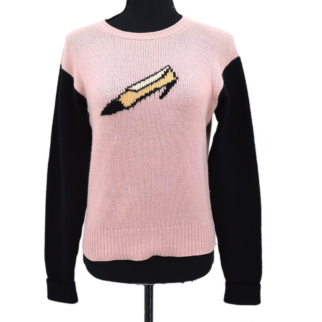 Chanel 95A Knit Sweater 100% Cashmere Black Pink Size 40: Chanel 95A Knit Sweater 100% Cashmere Black Pink Size 40 Elevate your casual wardrobe with this exquisite Chanel sweater. Crafted from 100% cashmere, it features a comfortable round neckline and long