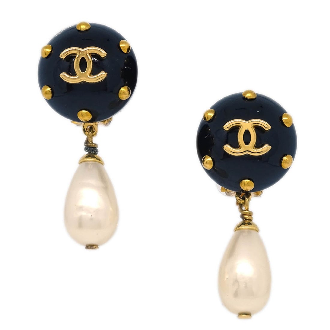 Chanel 96C Gold Clip-On Dangle Earrings with Artificial Pearls: Chanel 96C Gold Clip-On Dangle Earrings with Artificial Pearls Add a touch of elegance to your jewelry collection with these exquisite Chanel dangle earrings. Crafted in a luxurious gold tone, these c