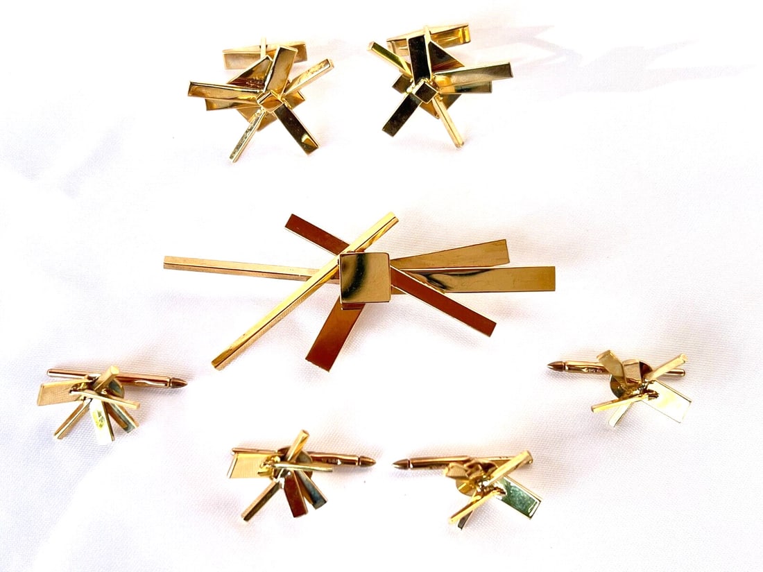 Exquisite 14K Yellow Gold 7-Piece Dress Set Cufflinks Brooch: Exquisite 14K Yellow Gold 7-Piece Dress Set Cufflinks Brooch This stunning 14K yellow gold dress set features a total of 7 exquisite pieces, including a brooch, cufflinks, and studs. The brooch measur