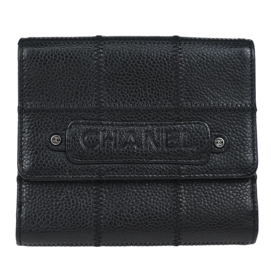 Chanel Black Caviar Skin Choco Bar Trifold Wallet: Chanel Black Caviar Skin Choco Bar Trifold Wallet This Chanel Black Calfskin Choco Bar Trifold Wallet is a stylish and functional accessory. Crafted from premium caviar skin, it features a classic bla