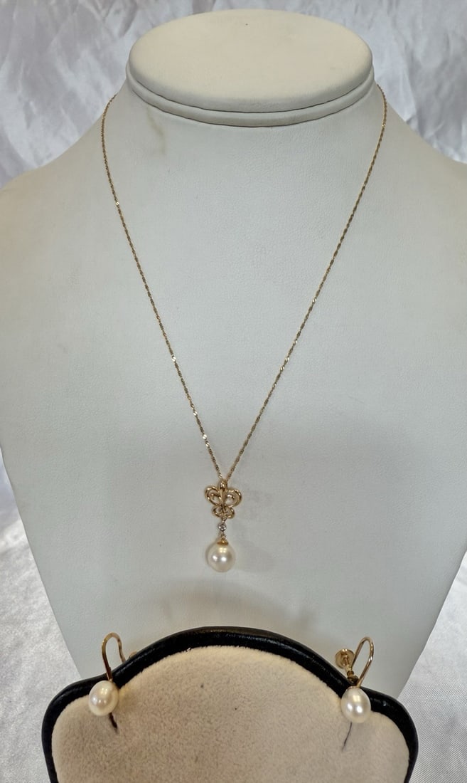 Stunning 18-14K Rose Gold Pearl and Diamond Jewelry Set: Stunning 18-14K Rose Gold Pearl and Diamond Jewelry Set This stunning jewelry set features a beautiful combination of 18-14k rose gold, pearls, and diamonds, making it a perfect addition to any collec