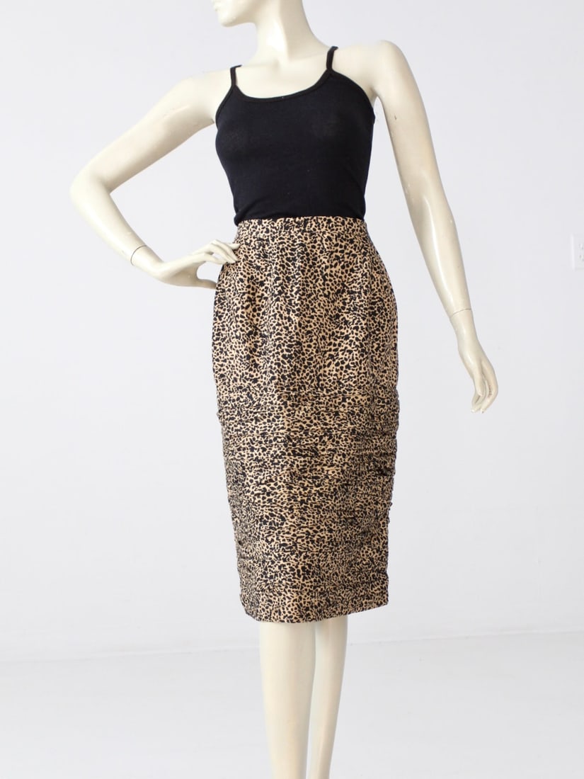 Vintage Raul Blanco 80s Silk Pencil Skirt Animal Print: Vintage Raul Blanco 80s Silk Pencil Skirt Animal Print Step back into the vibrant 1980s with this stunning vintage Raul Blanco silk pencil skirt. Adorned with a bold animal print, this skirt features