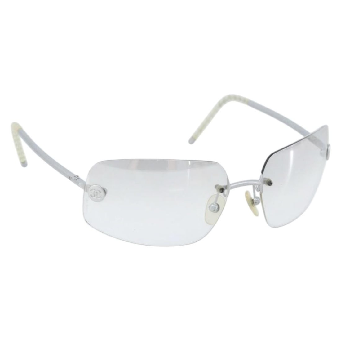 CHANEL 4035 Silver Metal Sunglasses with Case Made in Italy: CHANEL 4035 Silver Metal Sunglasses with Case Made in Italy These CHANEL 4035 sunglasses feature a silver metal frame and are crafted in Italy. The sunglasses come with a sunglass case. Please note th