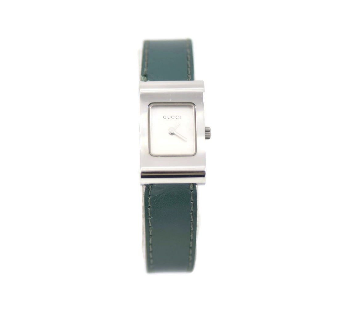 Gucci 2300L Stainless Steel Wristwatch Green Leather Band: Gucci 2300L Stainless Steel Wristwatch Green Leather Band This exquisite Gucci Stainless Steel Watch 2300L combines elegance with functionality. Featuring a striking silver dial complemented by a luxu