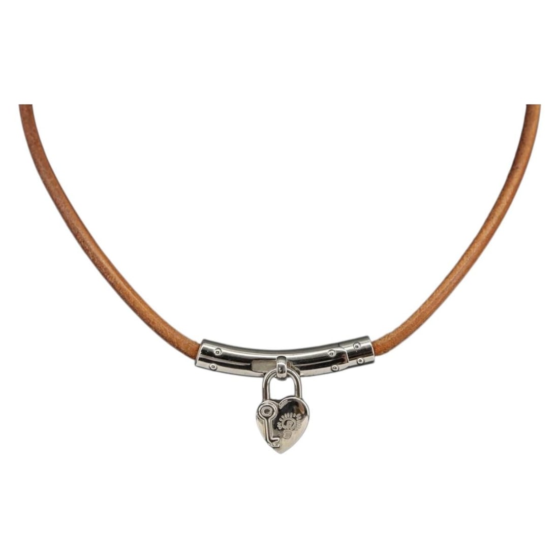 HERMES Brown Leather Heart Cadena Choker Necklace Authentic: HERMES Brown Leather Heart Cadena Choker Necklace Authentic This exquisite HERMES Choker Heart Cadena Viviride Necklace is crafted from high-quality brown leather, showcasing a stylish and elegant des
