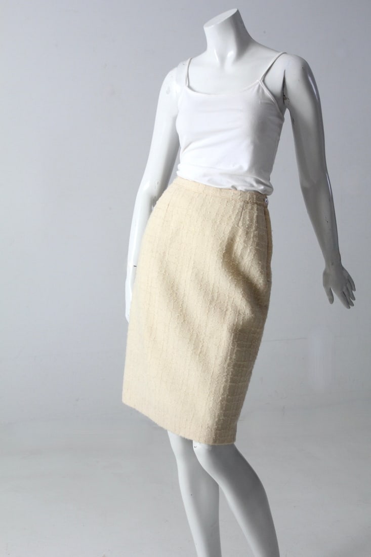 1960s Vintage Brentwood Boucle Pencil Skirt Chic Style: 1960s Vintage Brentwood Boucle Pencil Skirt Chic Style Step back in time with this exquisite 1960s vintage Brentwood boucle skirt. This chic pencil skirt is designed to fall gracefully at the knee, fe