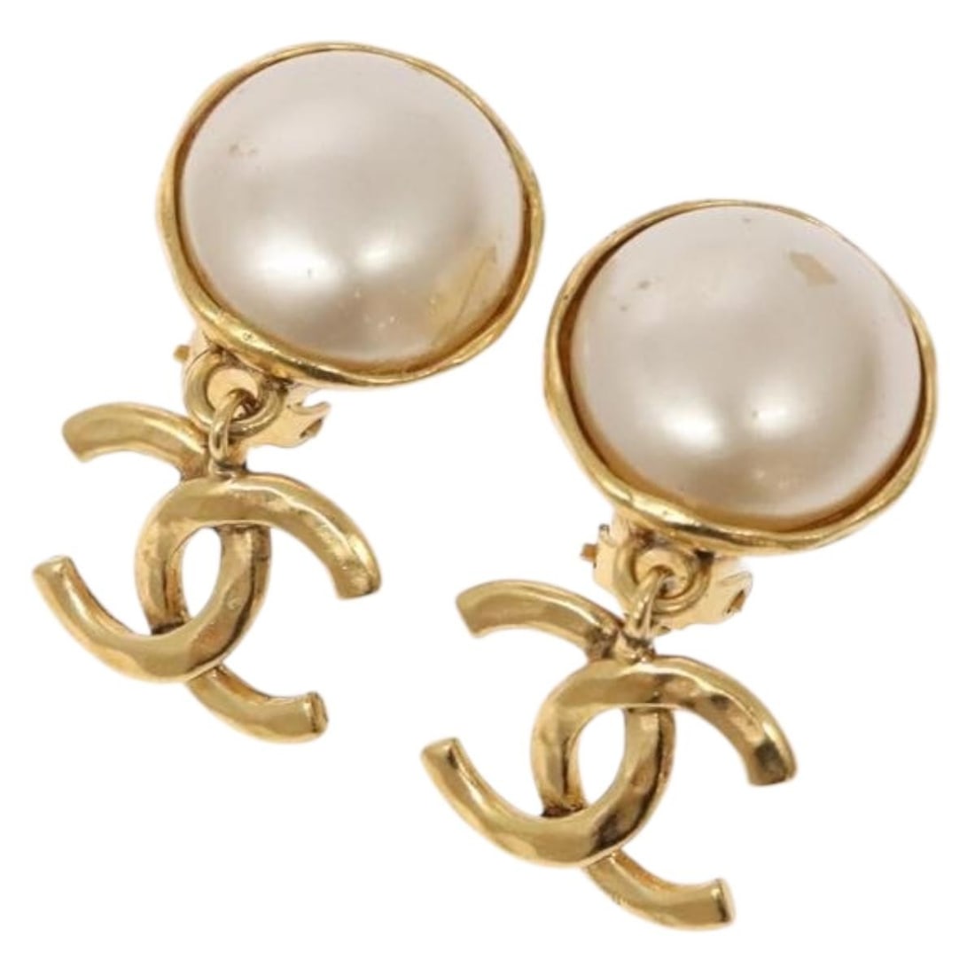 CHANEL Gold CC Logo Metal Earrings Authenticated France: CHANEL Gold CC Logo Metal Earrings Authenticated France Elevate your accessory collection with these authentic CHANEL gold metal earrings, crafted in France. Featuring a stylish design, these earrings
