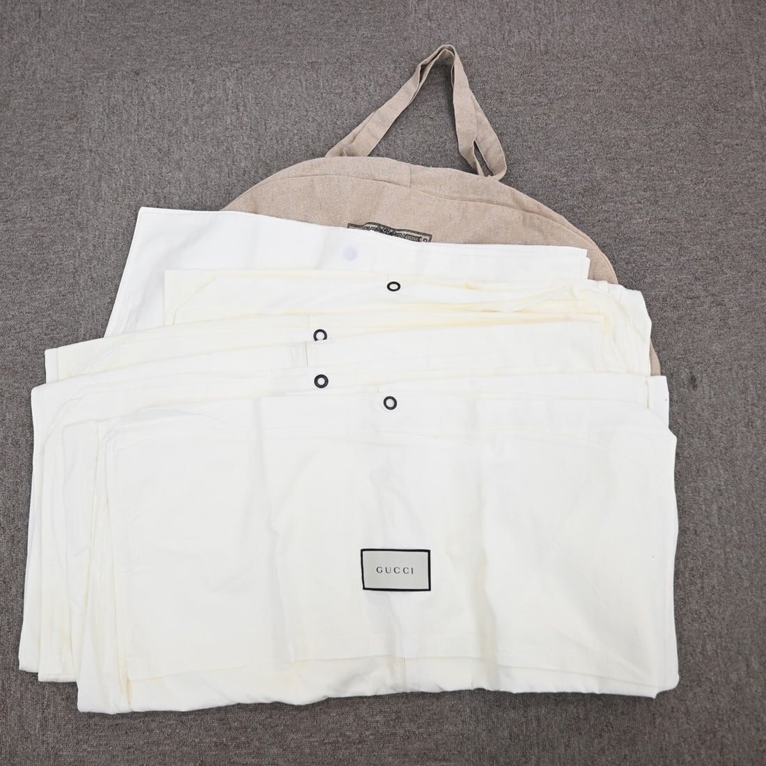 Beige Canvas Garment Cover by Gucci Unisex 70cm x 110cm: Beige Canvas Garment Cover by Gucci Unisex 70cm x 110cm Gucci garment cases crafted from beige canvas and cotton, designed for unisex use. These cases are in very good condition, showing minor signs o