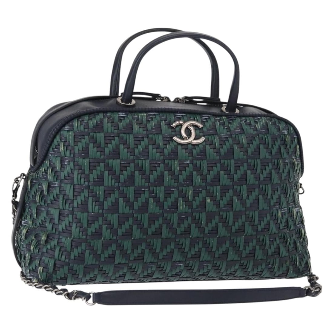 CHANEL Green Leather Hand Bag 2way with Shoulder Strap Auth BA8704: CHANEL Green Leather Hand Bag 2way with Shoulder Strap Auth BA8704 This CHANEL Hand Bag is a luxurious accessory crafted from high-quality leather, featuring an elegant green exterior. The bag is desi