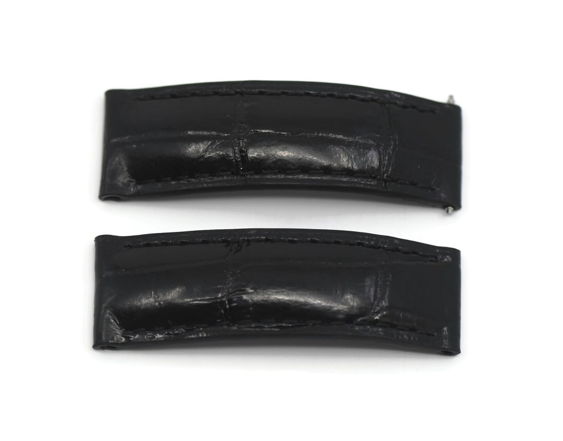 De Grisogono Authentic Black Leather Strap 17mm for Watches: De Grisogono Authentic Black Leather Strap 17mm for Watches This de Grisogono wristwatch band features a sleek black leather design, perfect for adding a touch of elegance to your timepiece. With a ba