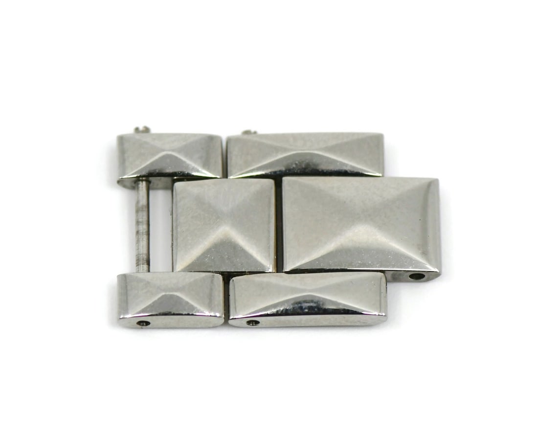 Concord 16mm Stainless Steel Watch Band Links: Concord 16mm Stainless Steel Watch Band Links This is a pre-owned Concord wristwatch band featuring stainless steel links with a width of 16mm. Made in Switzerland, it is designed for Concord watches