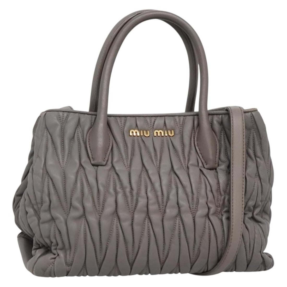Miu Miu Matelasse Leather Hand Bag Gray Gold Authentic 133400: Miu Miu Matelasse Leather Hand Bag Gray Gold Authentic 133400 This Miu Miu Matelasse Hand Bag combines luxurious leather with a sophisticated gray and gold color scheme. Crafted in Turkey, this stylis