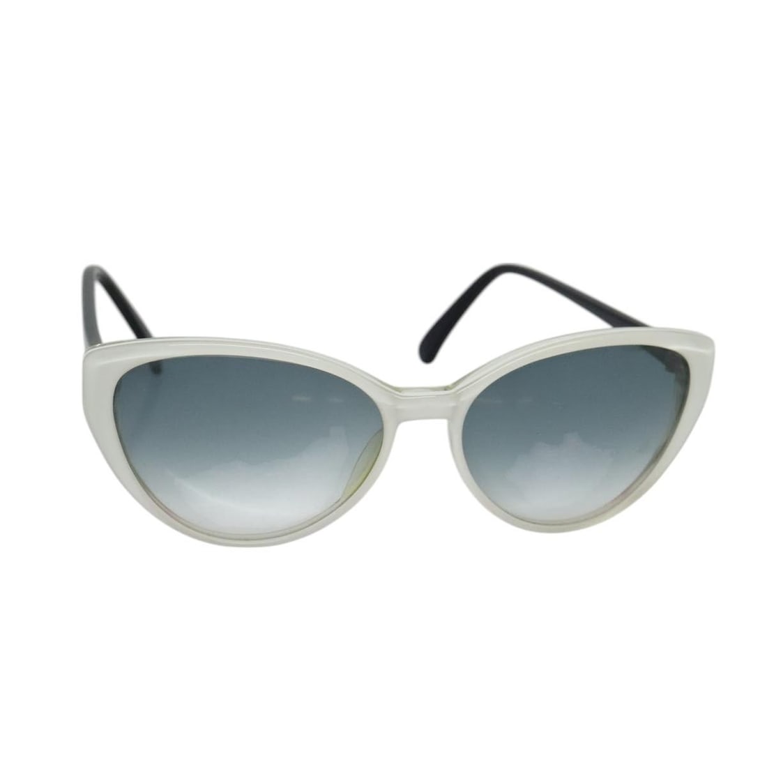 FENDI White Plastic Sunglasses Authentic Fashion Accessory: FENDI White Plastic Sunglasses Authentic Fashion Accessory Elevate your style with these authentic FENDI sunglasses, crafted from durable plastic in a chic white color. These sunglasses showcase a mod