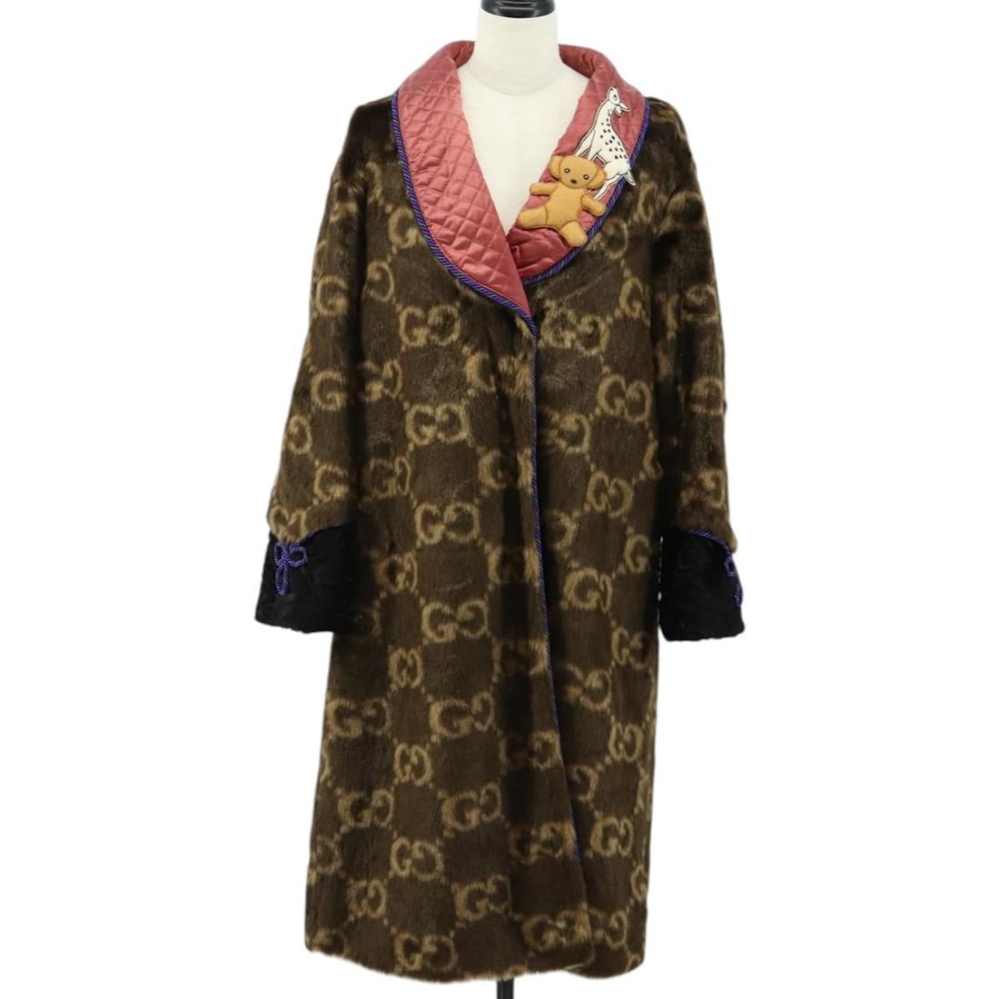 Brown Fur Applique Jacket GUCCI GG Canvas Teddy Bear Design: Brown Fur Applique Jacket GUCCI GG Canvas Teddy Bear Design This brown GG Canvas jacket features a fur coat teddy bear applique, offering a stylish and distinctive look. The jacket is crafted from GUC