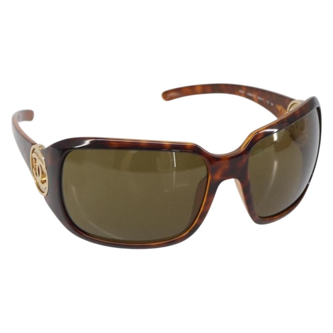 Brown Tortoise Plastic Sunglasses by CHANEL with CC Logo and Case: Brown Tortoise Plastic Sunglasses by CHANEL with CC Logo and Case These CHANEL sunglasses feature a classic tortoise pattern in brown, crafted from plastic. The sunglasses are made in Italy and come w