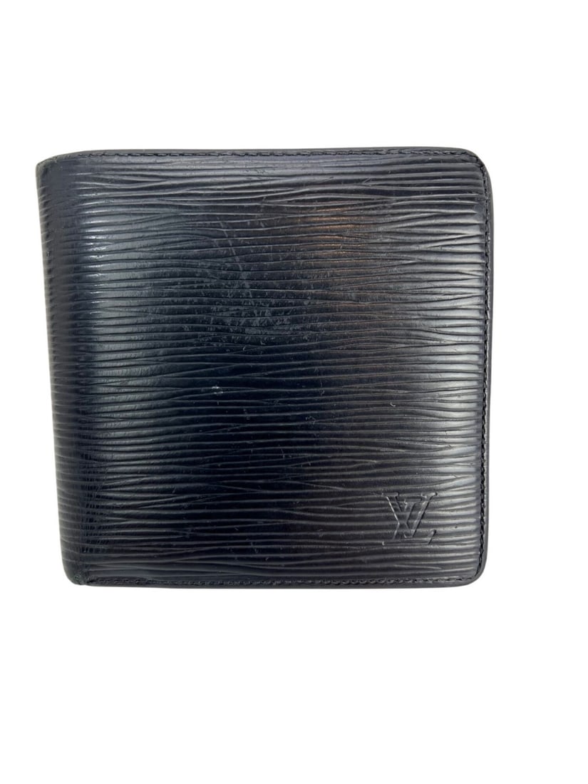 Louis Vuitton Vintage Black Epi Leather Bifold Wallet: Louis Vuitton Vintage Black Epi Leather Bifold Wallet This Louis Vuitton Vintage Black Epi Leather Multiple Men's Wallet is a stylish and practical accessory for any discerning gentleman. Crafted from