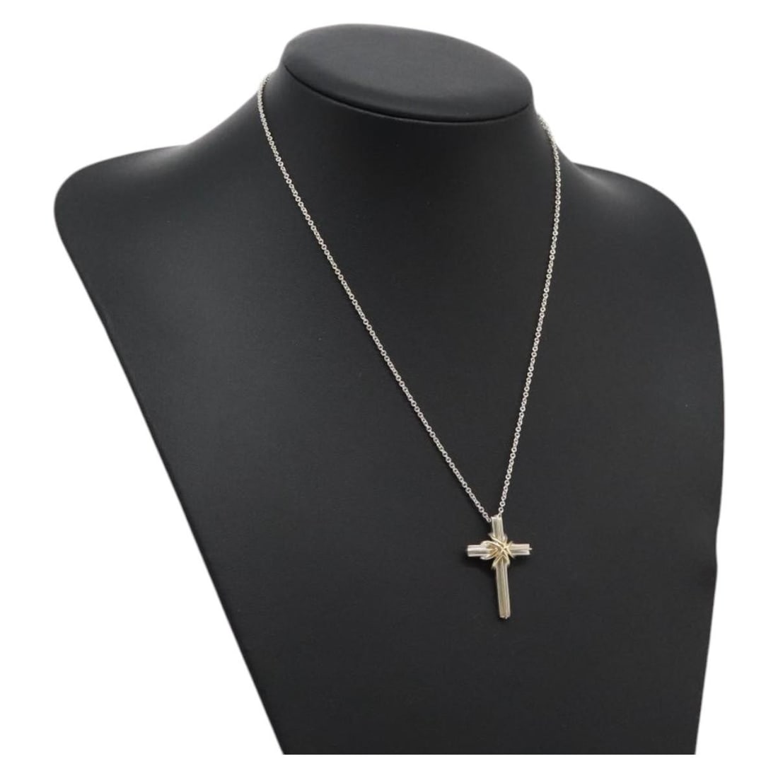 Tiffany & Co. Ag925 Silver Cross Necklace Authentic AM7827: Tiffany & Co. Ag925 Silver Cross Necklace Authentic AM7827 This elegant Tiffany & Co. cross necklace is crafted from Ag925 silver, showcasing a timeless design perfect for any occasion. The necklace f