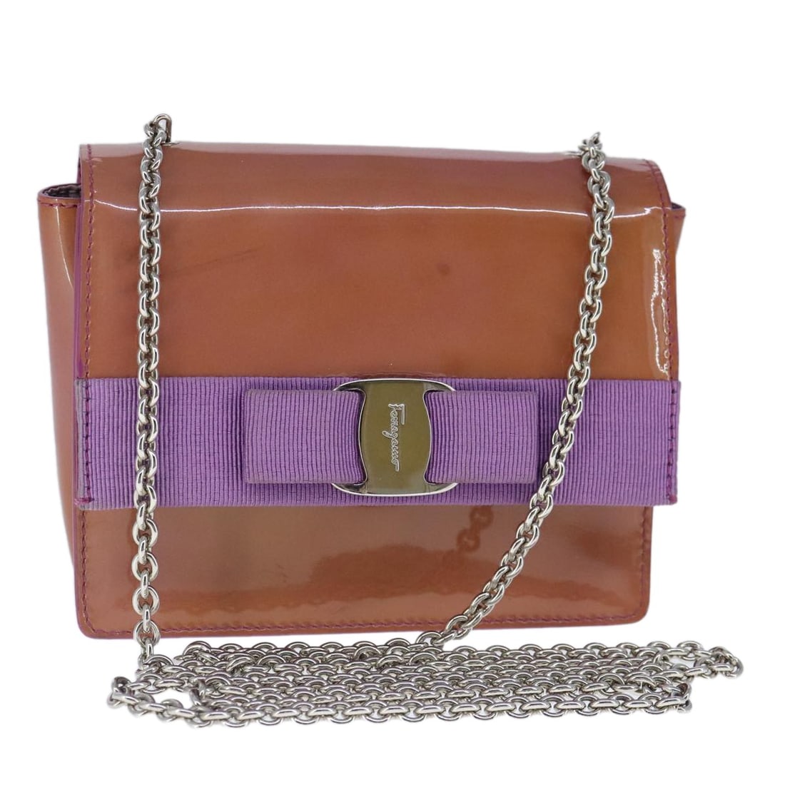 Salvatore Ferragamo Purple Silver Enamel Chain Shoulder Bag Auth 102708: Salvatore Ferragamo Purple Silver Enamel Chain Shoulder Bag Auth 102708 This exquisite Salvatore Ferragamo shoulder bag showcases a stunning combination of purple and silver enamel, offering a chic an