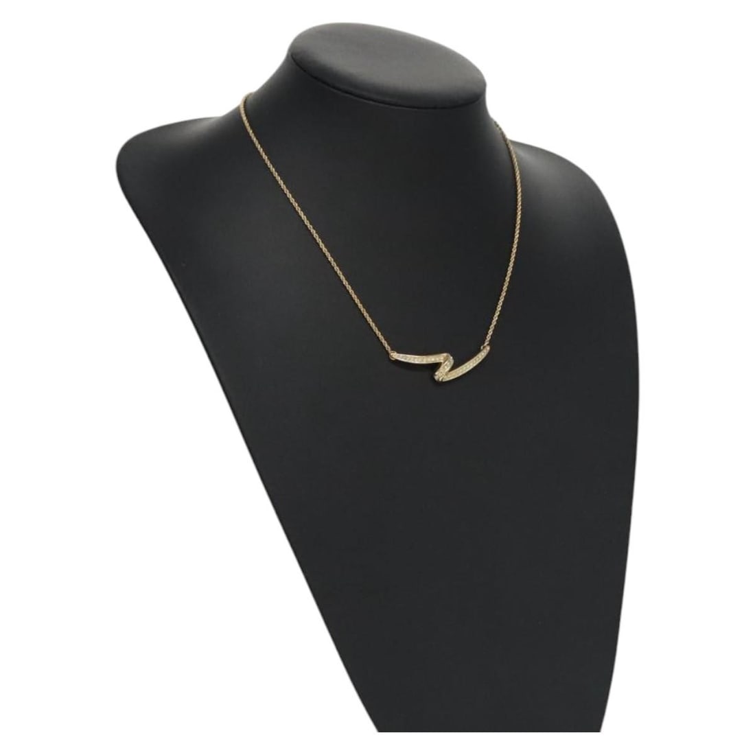 Christian Dior Gold Metal Necklace Made in Germany: Christian Dior Gold Metal Necklace Made in Germany This exquisite Christian Dior necklace is a stunning piece crafted from metal in a luxurious gold hue. Measuring approximately 46 cm (18.1 inches) in